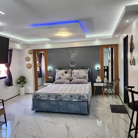 Condo Azur Suites B207 Near Airport, Netflix, Stylish, Cozy With Swimming Pool