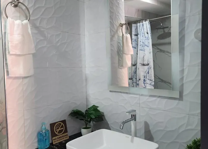 Azur B207 Near Airport, Netflix, Stylish, Cozy With Swimming Pool * Lapu-Lapu City